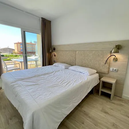 The In Estartit 4 Person レスタルティット